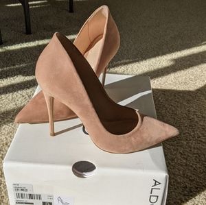 Aldo Cassedy nude suede pump
